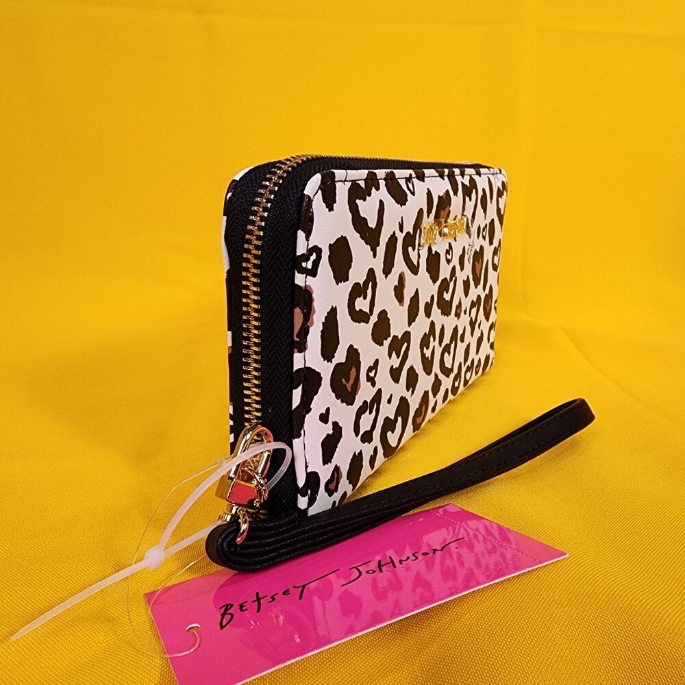 Betsey Johnson Leopard Heart White Black Wallet Wristlet Zip Around NEW - Picture 3 of 12